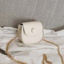 Petite sacoche en bandoulière pour femmes avec rabat sur une chaîne dorée Forme semi-circulaire avec bouton rond En cuir PU et polyester 1