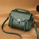 Petite sacoche pour femme à porter à la main ou à l'épaule Sac en simili cuir avec rabat Fermeture métallique Bandoulière amovible Dimensions 3