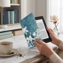 Petrolejové flipové pouzdro 6 palců na Kindle 10. generace 2019 s malovanými bílými květy magnólie a s popruhem na ruku i fólií 2