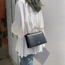Piccola borsa a tracolla da donna in pelle sintetica con motivo trapuntato e borchie dorate. Tracolla a catena. Decorazione a forma di testa 5