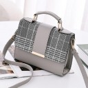 Piccola borsa da donna a mano e a spalla in pelle artificiale Patta con motivo a quadri Manico corto Cinghia lunga Etichetta dorata 20 x 15 x 3