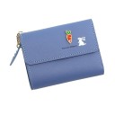 Piccolo portafoglio da donna con patta 11,5 x 9,5 x 1,5 cm in pelle PU Decorazione a forma di carota e stampa di coniglietto Ciondolo 3
