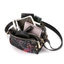 Pieni naisten crossbody-käsilaukku painatuksella Useita vetoketjullisia osastoja Leveä hihna metallisoljella ja karabiinilla Nailonia ja polyesteria 8