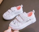Pigesneakers med kat 4