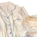 Pigiama da donna a pois Maglietta bianca con bottoni, colletto e taschino sul petto e pantaloni corti in morbido poliestere Completo estivo 3