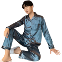 Pigiama da uomo con taglio camicia a maniche lunghe e pantaloni in materiale liscio e lucido in poliestere ed elastan per uso domestico e sonno 1