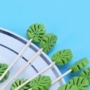 Piques en bambou avec feuille tropicale verte 100 pcs Piques décoratifs pour amuse-bouches et fruits Longueur 12,5 cm Pour les fêtes d'été 2