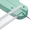 Pistolet à agrafes vert pour un assemblage efficace et rapide des matériaux avec des aiguilles en plastique pour un usage domestique et professionnel 3