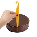 Plastic spatel voor taarten en desserts Dunne lemmet dat naar een punt toeloopt Gebogen uiteinde in de vorm van een haak Afmetingen 21,5 x 2 cm 5