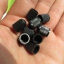 Plastic ventieldoppen 100 stuks Zwart met geribbelde oppervlakte Lengte 13 mm Buitendiameter 12 mm Binnendiameter 8 mm 1