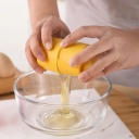 Plastikowy żółty otwieracz do jajek 7,2 x 6,5 cm Separator białka i żółtka Narzędzie kuchenne do łatwego obierania jajek Łatwy do czyszczenia 3