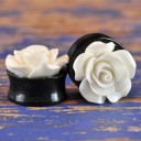 Plug de acrílico para a orelha com rosa decorativa Joia para lóbulo da orelha alargado Base preta com bordas elevadas Embalagem com 2 14