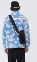 Plüschjacke mit Reißverschluss im Blumenmuster Hellblau mit weißen Blumen Stehkragen Zwei große Taschen Gesteppte Innenausstattung Polyester 5