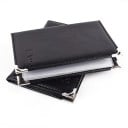 Pochette de voyage pour documents et cartes en cuir PU noir avec coins argentés Pochettes transparentes et insert en plastique amovible Dimensions 2