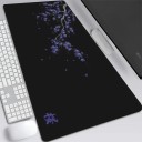 Podložka pod myš a klávesnici 400 x 800 x 2 mm Velká herní podložka s potiskem větve Černá s tmavě modrými květy Na počítač i notebook 2