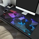Podložka pod myš a klávesnici s LED osvětlením a 3D geometrickým motivem 300x600x2mm ve fialové a černé barvě pro herní počítač i kancelář 2