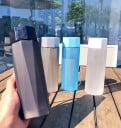 Podróżna butelka na napój 380 ml z długą pętelką na korku Kwadratowy kształt geometryczny Zakręcana nakrętka Szeroki otwór Matowe tworzywo 5