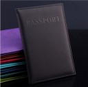 Pokrowiec na pas z sztucznej skóry z wytłoczonym napisem Passport Ochronny pokrowiec na pas z przeszytymi brzegami Wymiary 9,8 x 14,2 1