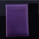 Pokrowiec na pas z sztucznej skóry z wytłoczonym napisem Passport Ochronny pokrowiec na pas z przeszytymi brzegami Wymiary 9,8 x 14,2 3