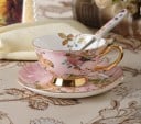 Porcelánová čajová sada pro dva se stojanem Šálky 200 ml s talířky a lžičkami Růžový dekor s ptáčky a květy Ucha a okraje ve zlaté barvě 3