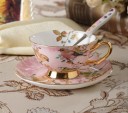 Porseleinen theeset voor twee met standaard Kopjes 200 ml met schotels en lepels Roze decor met vogeltjes en bloemen Handvatten en randen in gouden 3