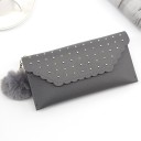 Portafoglio da donna in pelle PU con patta a busta Bordo ondulato della patta Decorazione con borchie in tonalità dorata Forma sottile 5