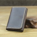 Portafoglio da viaggio per documenti e carte in vera pelle Pattina con bottone a pressione Cucitura evidente con filo spesso Dimensioni 4