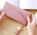 Portafoglio lungo da donna in PU pelle con patta a busta 19 x 9,5 x 2,5 cm Superficie opaca Pompon decorativo e ciondolo a forma 3