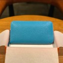 Portafoglio lungo da donna in vera pelle con zip perimetrale Superficie granulosa Angoli arrotondati Forma elegante e sottile Dimensioni 20 x 11 x 13
