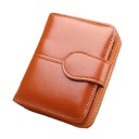 Portafoglio piccolo da donna in PU pelle lucida Formato compatto 11,5 x 9 x 3,5 cm Chiusura con cerniera Anello frontale Design trapuntato 3