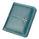 Portefeuille en cuir stylé avec un logo croix distinctif, un design élégant et un travail de qualité, résistant, facile à entretenir et intemporel. 3