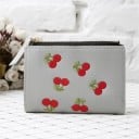 Portefeuille féminin en cuir PU et polyester avec des cerises brodées Poche zippée Fermeture à pression Surface grainée 12,5 x 9 x 2 cm 4