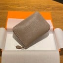 Portefeuille féminin en cuir véritable Fermeture éclair Surface grainée Poignée en cuir sur le curseur Coins arrondis Dimensions compactes 13 x 10 11