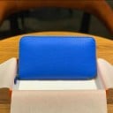 Portefeuille long pour femmes en cuir véritable avec fermeture éclair tout autour Surface grainée Coins arrondis Forme élégante et fine Dimensions 8