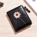Portefeuille pour femmes avec une fleur brodée Forme compacte avec fermeture éclair et lien Cuir synthétique brillant et polyester 1