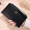 Portefeuille pour femmes en forme de pochette zippée avec lanière pour le poignet Portefeuille plat en cuir PU avec surface grainée 12