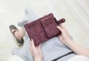 Portofel mic pentru femei din piele PU cu finisaj mat Clapa cu închidere rotundă Brâu pentru încheietura mâinii cu carabină 13,5 x 9,5 9