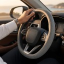 Potah na volant z Napa kože s perforáciou 37 až 38 cm Tvar D so zploštenou spodnou časťou Prešívaný vzor Protiskluzový 8