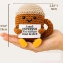 Poupée décorative en crochet en forme de tasse avec café 9 x 9 cm Figurine textile tricotée à la main avec l'inscription Décoration intérieure 2