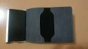 Pouzdro na karty a doklady s pevnou vnútornou schránkou Prekládací obal z džínoviny a PU kože s kapsou vo vnútri Kompaktný rozmer 10 x 7 5