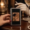 Pouzdro na karty Vintage styl 10 x 6 x 2 cm Kovové Stříbrné s černým víkem Retro motiv ženy a měsíce Dvě přihrádky Na vizitky a karty 3