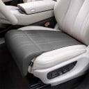 Predlžovacia opierka nôh do auta pod stehná 44 x 38 cm proti únave perforovaný povrch umelá koža s liči vzorom pamäťové jadro 1