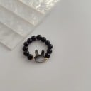 Pružný korálkový prsten s motivem králíčka, černá nebo bílá varianta, drobné zlatě laděné detaily, jemný hravý doplněk 3