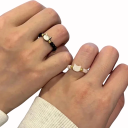 Pružný prsten s korálky a motivem kočky, černá nebo bílá varianta, drobné zlaté detaily, jemný hravý doplněk 3