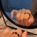 Pružný prsten s korálky a motivem kočky, černá nebo bílá varianta, drobné zlaté detaily, jemný hravý doplněk 8