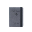 PU bőrből készült útlevéltok Elasztikus szalaggal záródik Bejegyzett felirat: Passport és repülőgép motívum Matt felület Méret: 14 x 11 x 7