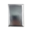 PU-nahasta valmistettu passikuori Kiiltävä metallipinta Nimi Passport etupuolella Tikatut reunat Koko 14 x 9,6 cm 3