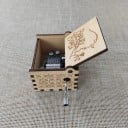 Puinen soitinlaatikko Kaunotar ja Hirviö 6x5x4 cm käsin vedettävä mekaninen musiikkilaatikko koriste lahja 5