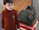 Pull col roulé pour enfants avec ours 1