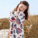 Pull pour filles avec des fraises 1